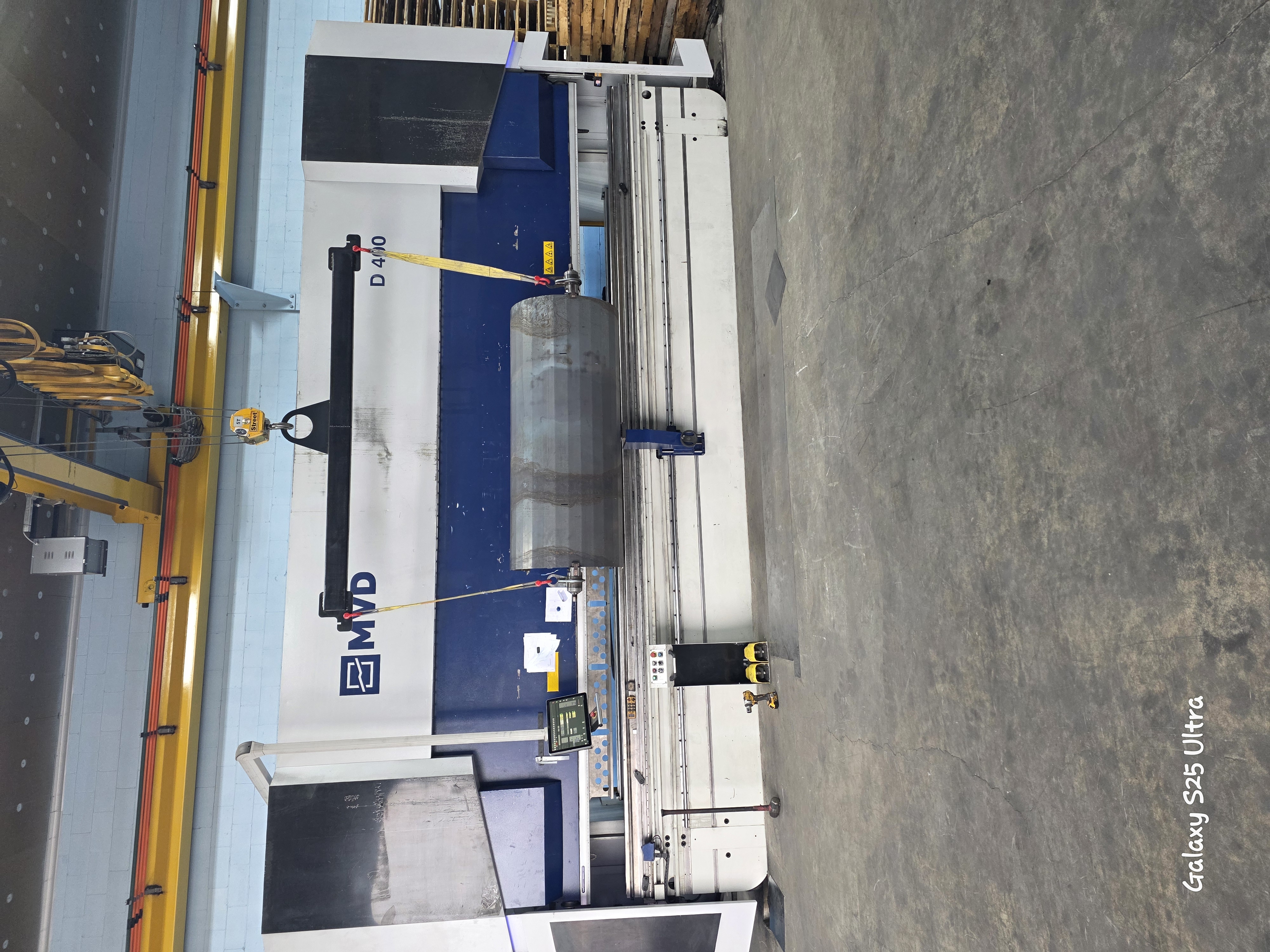 MVD press brake forming a curved metal component